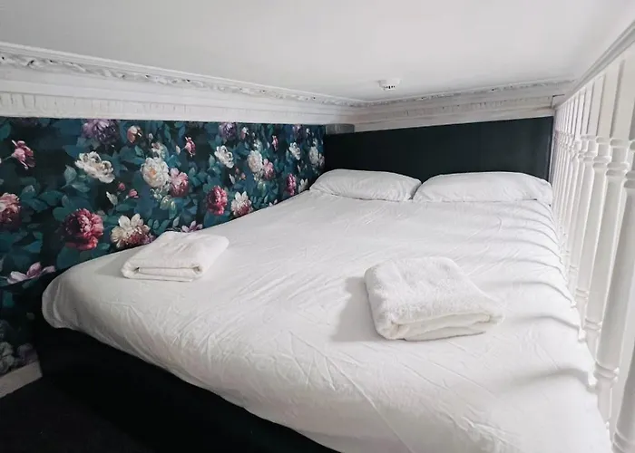 F5- Mezzanine Studio fits 3 Near Paddington